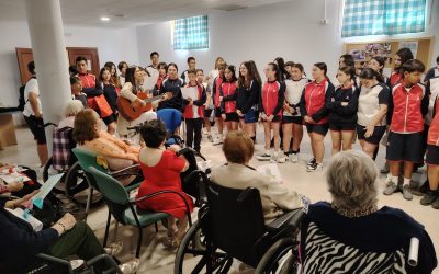 1º DE ESO ANUNCIA EN EL GERIÁTRICO, LA LLEGADA DEL DÍA DE MARÍA AUXILIADORA.